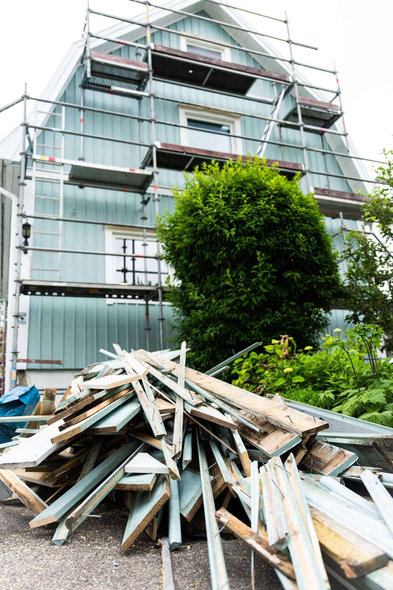Fasadrenovering med byggställning – miljöbild av pågående projekt