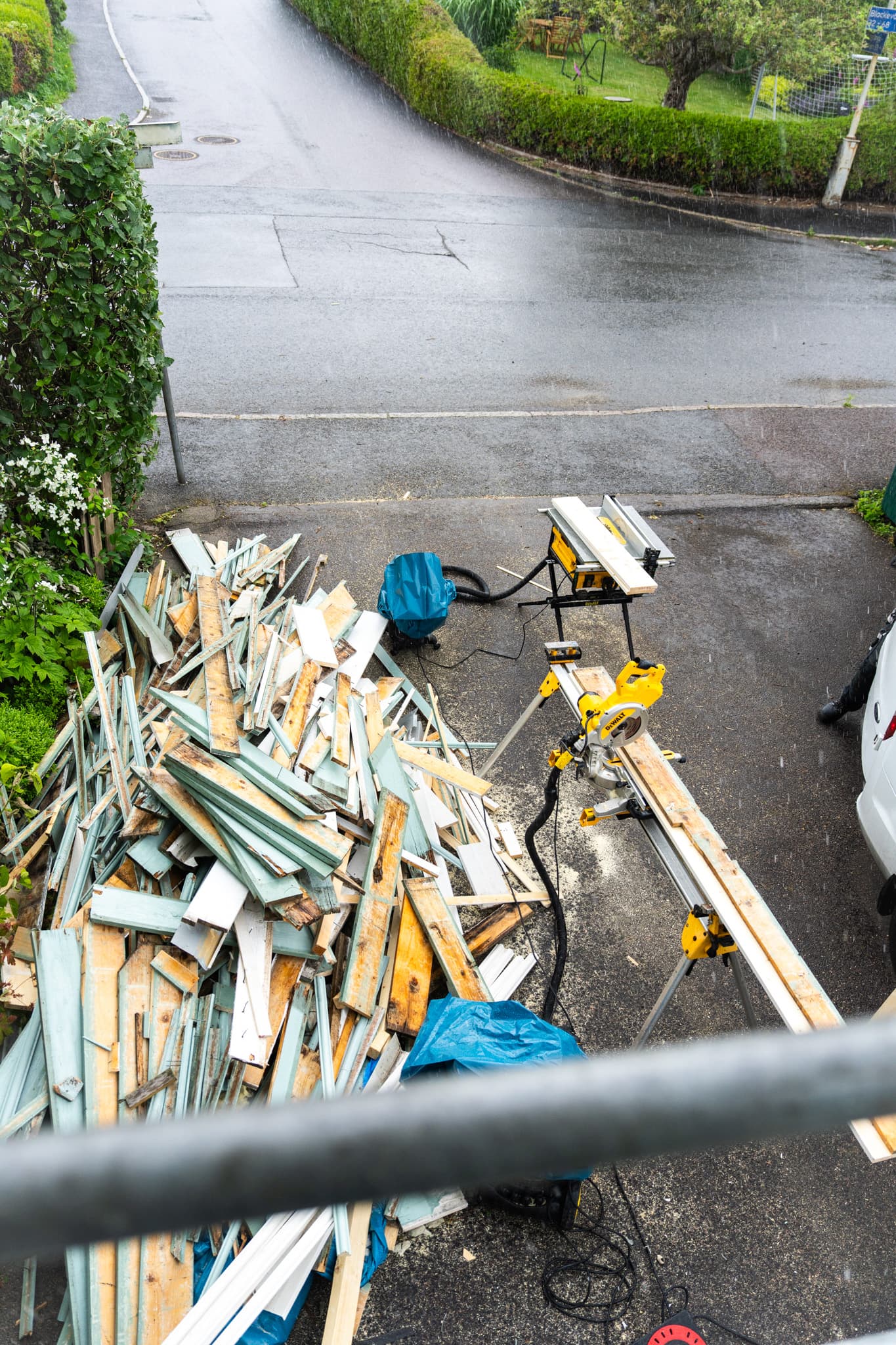 Rivningsmaterial och verktyg på arbetsplats – reportagefoto